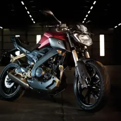 Yamaha MT-125 w kolorze czerwono-szarym, gotowy do jazdy z mocą V-max.