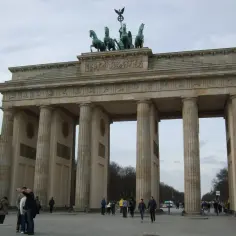 Brama Brandenburska, symbol Berlina. Idealne miejsce, by zacząć zwiedzanie i poczuć atmosferę miasta. Co robić w Berlinie? Tu zaczyna się historia!