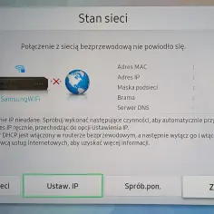 Ekran telewizora Samsung z komunikatem o błędzie połączenia sieciowego. Podpowiada, jak połączyć telewizor Samsung z internetem, sugerując ręczne ustawienie IP.