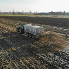 Jaką odległość od budynków mieszkalnych należy zachować przy wylewaniu gnojowicy