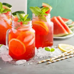 Orzeźwiająca lemoniada z arbuza z plasterkami cytryny i miętą, idealna na upalne dni. Oto jak zrobić lemoniadę z arbuza!