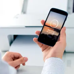 Jak wydrukować zdjęcie z telefonu? Smartfon wysyła plik do drukarki, widoczny postęp 37%.