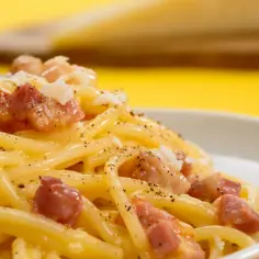 Pyszna carbonara z boczkiem i pieprzem. Zastanawiasz się, jaki ser do carbonary zamiast parmezanu? Tutaj widzisz wersję z tartym serem.