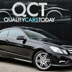 Elegancki czarny Mercedes E500 coupe z logo Quality Cars Today.