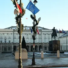 Pałac Prezydencki w Warszawie z pomnikiem konnym i flagami. Zastanawiasz się, ile trwa kadencja prezydenta? W Polsce to 5 lat.