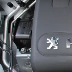 Element mocowania silnika, gotowy do wymiany poduszki silnika. Widoczny symbol Peugeot.