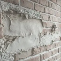 Jak oczyścić cegłę z tynku bez uszkodzeń - skuteczne metody i porady
