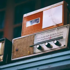 Stare radio z pokrętłami i skalą częstotliwości, gotowe do odbioru ulubionej stacji FM.