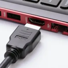 Kabel HDMI podłączony do laptopa. Czy kabel HDMI może się zepsuć? Tak, jak każdy inny kabel, może ulec uszkodzeniu.