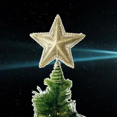 Złota gwiazda betlejemska na szczycie choinki, na tle nocnego nieba z jasną kometą.