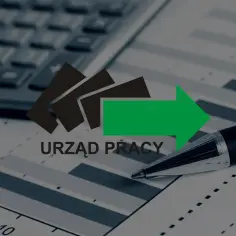 Kalkulator, wykres, długopis i logo "Urząd Pracy" z zieloną strzałką.