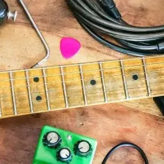 Co jest potrzebne do gitary elektrycznej? Kluczowe akcesoria dla każdego muzyka