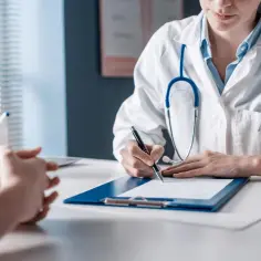 Lekarz wypełnia dokumentację medyczną. Czy pracodawca może żądać wypisu ze szpitala? Pytanie o prywatność danych.