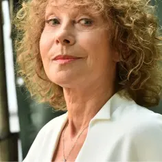 Portret kobiety z kręconymi włosami. Wiele osób zastanawia się, ile lat ma Alicja Majewska.