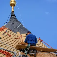 Ile zarabia dekarz w Holandii? Zaskakujące stawki i warunki pracy