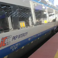 Pociągi na Mazury czekają na pasażerów na peronie. PKP Intercity gotowe do podróży.