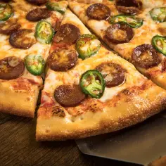 Pikantna pizza z pepperoni i jalapeño, która przypomina o tym, skąd pochodzi pizza – z Neapolu.