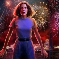 Eleven i Mike z Stranger Things 3 na tle fajerwerków i wesołego miasteczka.