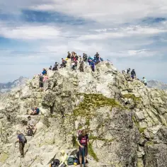Tłum turystów na szczycie Rysów. Widać, ile się wchodzi na rysy, by podziwiać widoki.