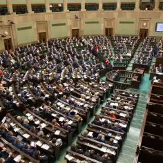Posłowie w sali sejmowej, dyskutują nad inicjatywą ustawodawczą.
