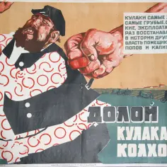 Zaciśnięta pięść uderza w wrogiego klakiera, symbolizując walkę z wyzyskiem. Na tle pól i traktorów widnieje hasło: "Precz z kułakiem z kołchozu!".