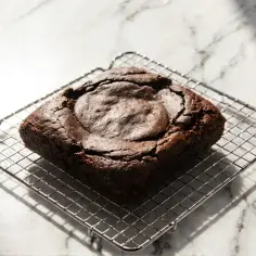 Idealne klasyczne brownie przepis na puszyste i wilgotne ciasto czekoladowe.
