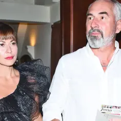 Klaudia Kardas, kto to jest? Kobieta w czarnej sukni i mężczyzna z siwą brodą, trzymający ulotkę.