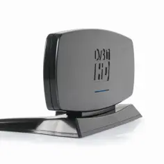 Czarna antena pokojowa DVB-T HD na podstawie. Dowiedz się, jak wzmocnić sygnał anteny pokojowej DVB-T, by cieszyć się lepszym odbiorem.