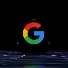 Trójwymiarowe logo Google na tle ciemności, z kolorowym G. W tle futurystyczna platforma, sugerująca połączenie z dns Google.