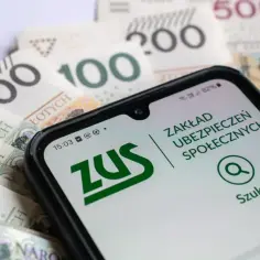 Pieniądze i telefon z aplikacją ZUS. Sprawdź, urlop rodzicielski ile płatny, by zaplanować finanse.