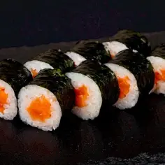 Ile kalorii ma sushi z łososiem? Wartość odżywcza i porady dla diety