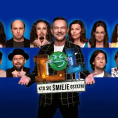 Uczestnicy programu "Kto się śmieje ostatni" prezentują zabawne miny, tworząc komediową atmosferę.
