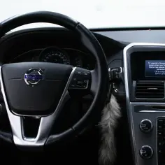 Wnętrze Volvo z ekranem informującym o potrzebie aktualizacji map. Wymagana jest łączność z internetem do przeprowadzenia volvo aktualizacja map.