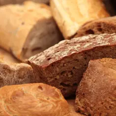 Różnorodne bochenki chleba, od jasnego po ciemny żytni. Zastanawiasz się, ile kosztuje chleb w Chinach?