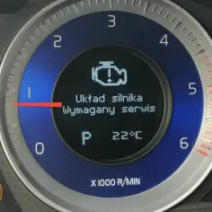 Kontrolka silnika w Volvo V40 informuje o konieczności serwisu, co może oznaczać zredukowane osiągi silnika.