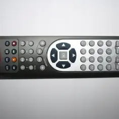 Pilot do telewizora z przyciskami, w tym OK, cyframi i przyciskiem zasilania.