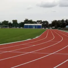 Ile metrów ma bieżnia na orliku? Oto zaskakujące szczegóły!
