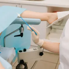 Lekarz pobiera wymaz do badania HBsAg w ciąży. Dbałość o zdrowie matki i dziecka.
