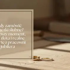 Dwie obrączki ślubne na drewnianym tle. Tekst w ramce: "Kiedy zamówić obrączki ślubne? Najlepszy moment, ceny złota i realne historie z pracowni jubilera". Dowiedz się, ile dostaniesz za obrączkę u jubilera.