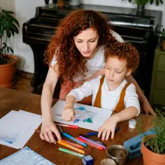Mama wspiera syna w rozwijaniu artystycznych talentów, wspólnie rysują.