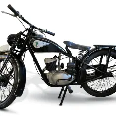Klasyczny motocykl DKW z czarnym lakierem, chromowanymi detalami i charakterystycznym logo ze skrzydłami.