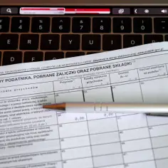Formularz podatkowy z długopisem, gotowy do wypełnienia. Wpisujesz kwotę zmniejszającą podatek, aby obniżyć należność.