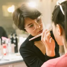 Jaka barwa światła do makijażu zapewni naturalny efekt?