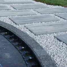 Jak ułożyć obrzeża z kostki brukowej: 5 prostych kroków