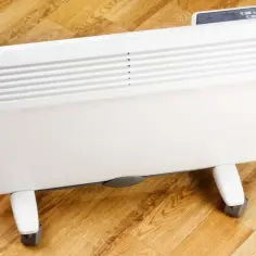Nowoczesny grzejnik elektryczny na kółkach. Idealny, by odpowiedzieć na pytanie: jaki grzejnik elektryczny do pokoju 25m2.