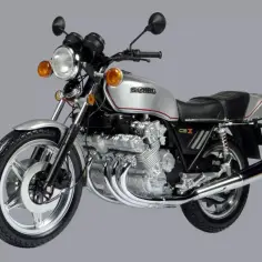 Srebrny motocykl Honda CBX 1000 z potężnym silnikiem sześciocylindrowym, klasyk z lat 80.