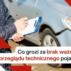 Osoba z notatnikiem przy uszkodzonym samochodzie. Co grozi za brak ważnego przeglądu technicznego pojazdu?