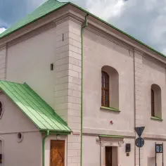 Synagoga w Chmielniku, z zielonym dachem i łukowymi oknami, to jedna z głównych atrakcji miasta.