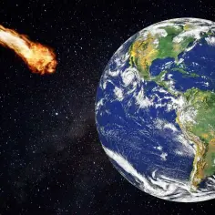 Płonący meteor o znacznych rozmiarach zbliża się do Ziemi na tle gwieździstego nieba.