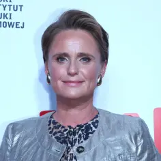 Kinga Preis, znana z wielu filmów, prezentuje się w eleganckiej stylizacji.